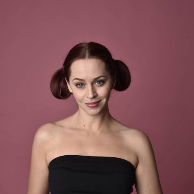 Pembe stüdyo arka planında farklı yüz ifadeleri olan kızıl saçlı kadınların yakın plan portresi..