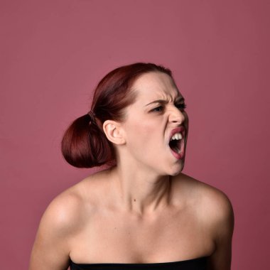 Pembe stüdyo arka planında farklı yüz ifadeleri olan kızıl saçlı kadınların yakın plan portresi..