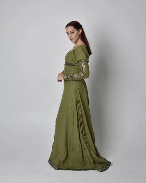 Retrato Cuerpo Entero Niña Pelirroja Vistiendo Vestido Celta Verde Medieval —  Fotos de Stock