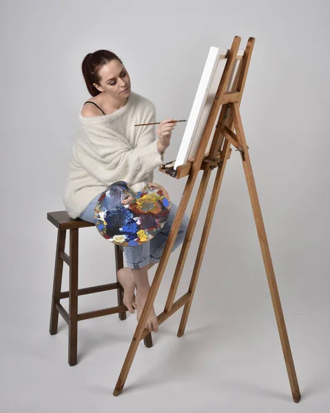 Retrato Comprimento Total Uma Menina Artista Cabelos Vermelhos Vestindo Jeans — Fotografia de Stock