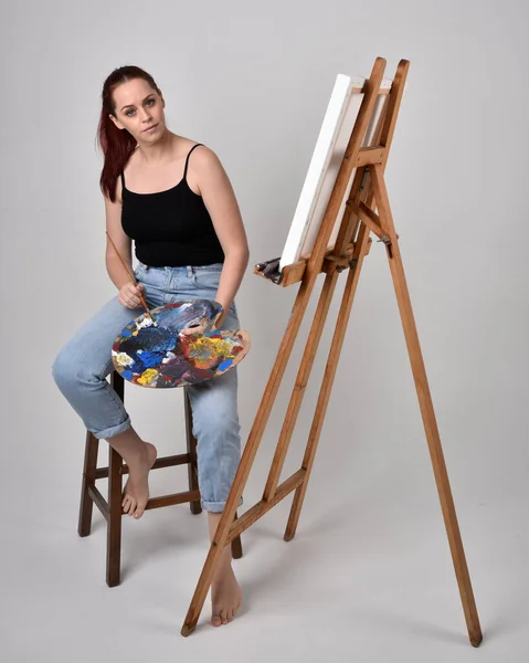 Full Length Portrait Red Haired Artist Girl Wearing Casual Jeans — Stock Photo, Image