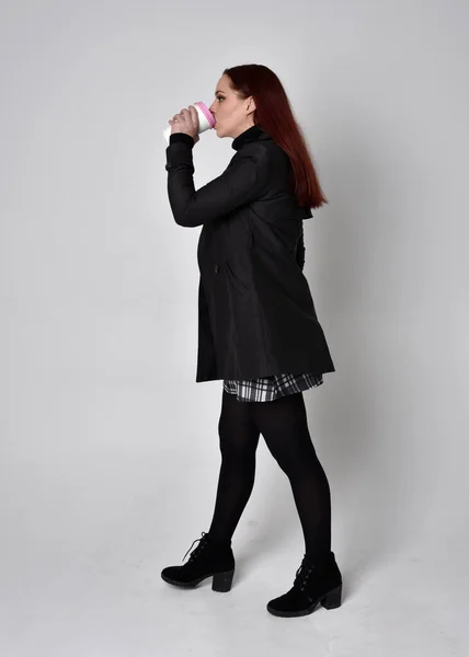 Teljes Hosszúságú Portré Egy Vörös Hajú Lányról Fekete Kabátban Tartán — Stock Fotó