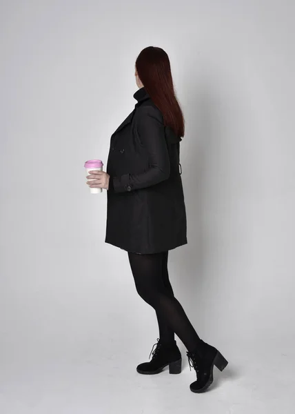 Полный Портрет Рыжеволосой Девушки Черном Пальто Тартанской Юбке Сапогах Стоя — стоковое фото