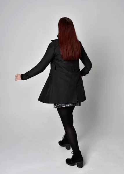 Portrait Complet Une Fille Aux Cheveux Rouges Portant Manteau Noir — Photo