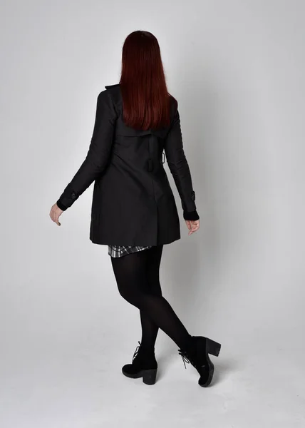 Retrato Cuerpo Entero Una Chica Pelirroja Con Abrigo Negro Falda —  Fotos de Stock