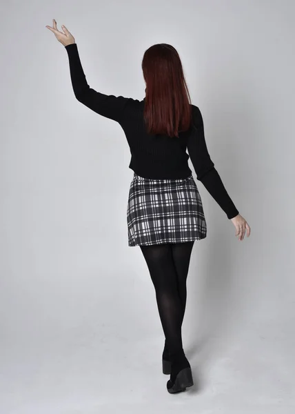 Portret Rudej Dziewczyny Czarnym Swetrze Spódnicy Kratę Butach Stanowisko Stojące — Zdjęcie stockowe