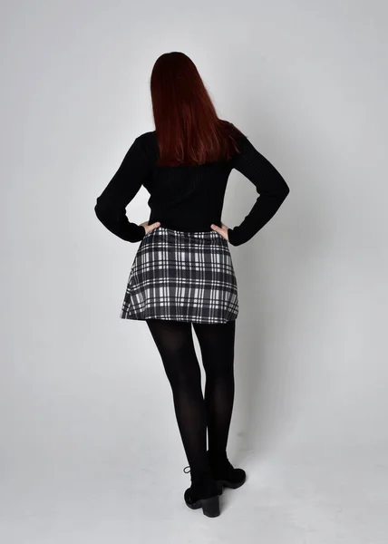 Portret Rudej Dziewczyny Czarnym Swetrze Spódnicy Kratę Butach Stanowisko Stojące — Zdjęcie stockowe
