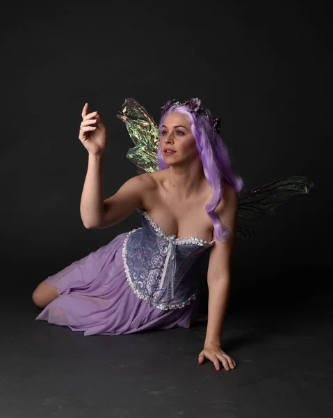 全长肖像一个紫色头发的女孩穿着幻想紧身衣与仙女翅膀和花冠 在黑暗的演播室背景下摆好姿势 — 图库照片