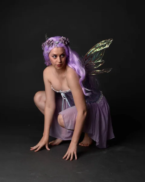Портрет Девушки Фиолетовыми Волосами Сказочном Корсетном Платье Крыльями Феи Цветочной — стоковое фото