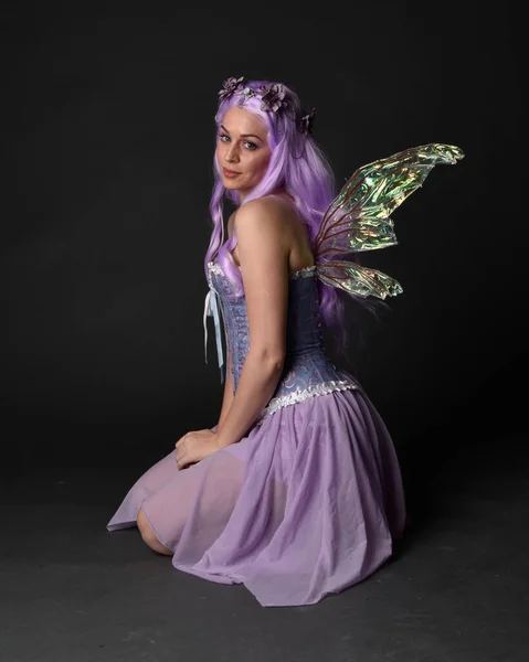 全长肖像一个紫色头发的女孩穿着幻想紧身衣与仙女翅膀和花冠 在黑暗的演播室背景下摆好姿势 — 图库照片