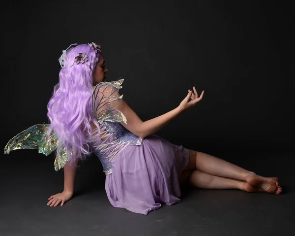 Ολόσωμο Πορτραίτο Ενός Μωβ Κοριτσιού Φανταστικό Κορσέ Φόρεμα Φτερά Νεράιδας — Φωτογραφία Αρχείου