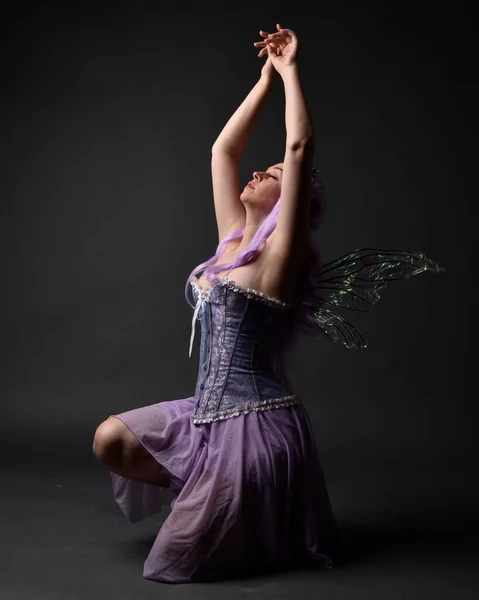 Retrato Larga Duración Una Niña Pelo Morado Con Vestido Corsé — Foto de Stock