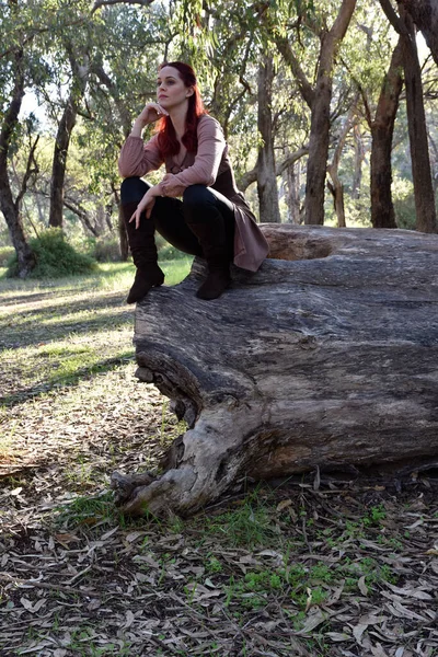 Retrato Una Chica Pelirroja Con Ropa Medieval Fantasía Aventurero Errante —  Fotos de Stock