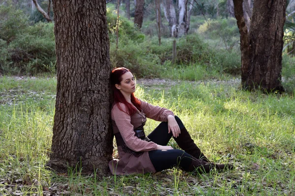 Retrato Una Chica Pelirroja Con Ropa Medieval Fantasía Aventurero Errante —  Fotos de Stock