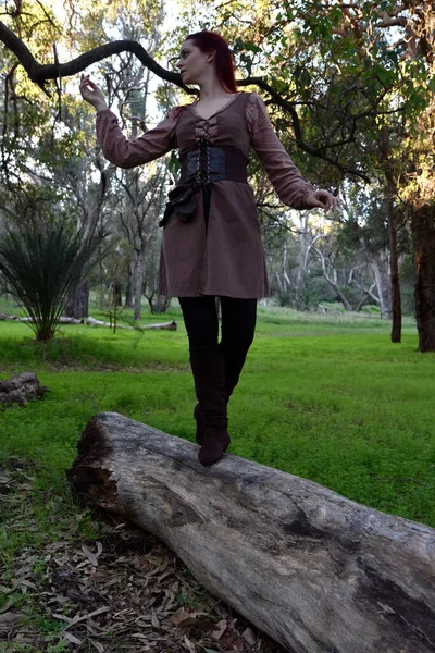 Portret Rudej Dziewczyny Ubranej Średniowieczne Ubrania Wędrownego Poszukiwacza Przygód Naturalne — Zdjęcie stockowe