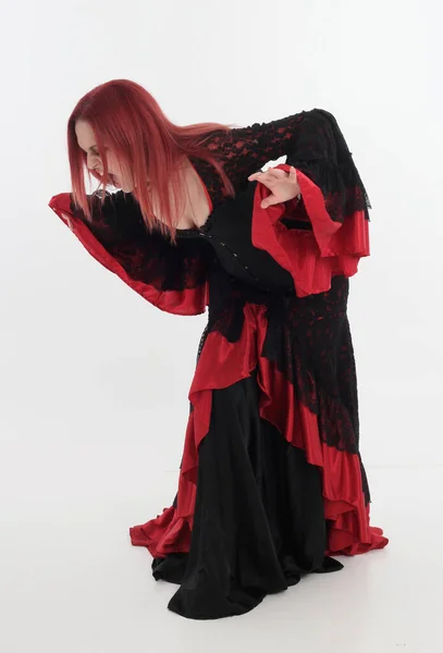Портрет Рыжеволосой Женщины Длинном Черно Готическом Викторианском Платье Вампира Позирование — стоковое фото