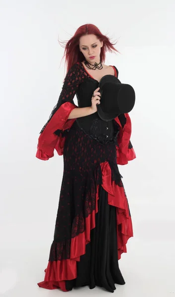 Volledig Portret Van Een Roodharige Vrouw Met Lange Zwarte Gotische — Stockfoto