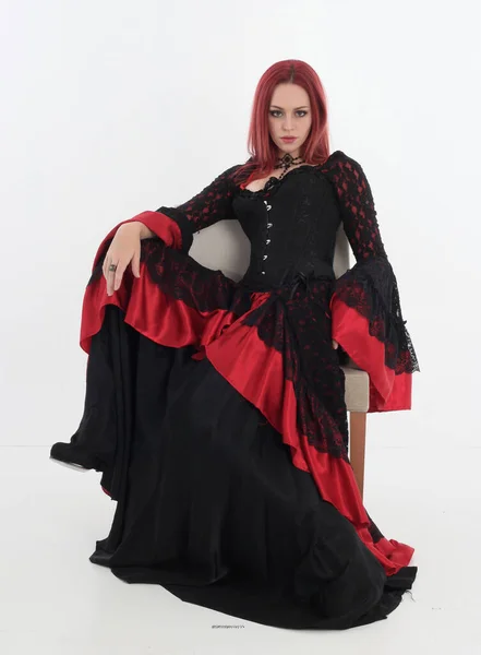 Retrato Cuerpo Entero Mujer Pelirroja Con Vestido Largo Vampiro Victoriano — Foto de Stock