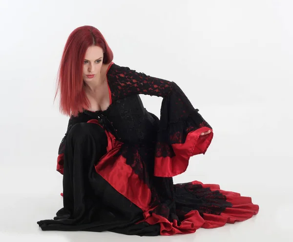 Volledig Portret Van Een Roodharige Vrouw Met Lange Zwarte Gotische — Stockfoto