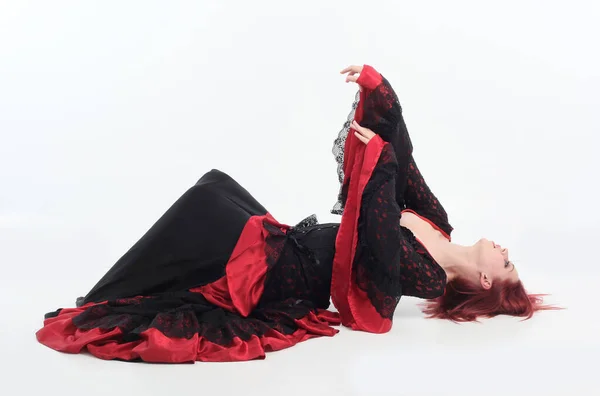 Retrato Comprimento Total Mulher Cabelos Vermelhos Vestindo Longo Vestido Vampiro — Fotografia de Stock