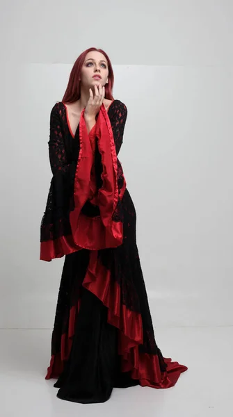 Ganzkörperporträt Einer Rothaarigen Frau Einem Langen Schwarzen Gotischen Vampirkleid Posiert — Stockfoto