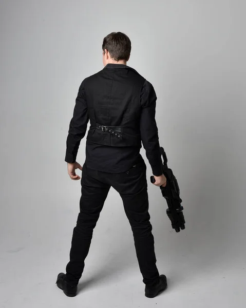 Portrait Complet Homme Brune Vêtu Une Veste Cuir Tenant Pistolet — Photo