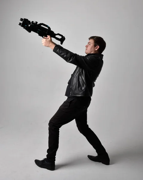 Ett Långt Porträtt Brunett Med Skinnjacka Och Science Fiction Pistol — Stockfoto