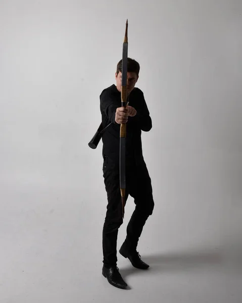Portret Brunetka Czarnej Koszuli Kamizelce Trzymającego Łuk Strzałę Stojąca Pozycja — Zdjęcie stockowe