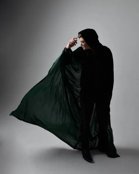 Dlouhý Portrét Bruneta Černé Košili Vestě Zeleném Sametovém Plášti Stojící — Stock fotografie