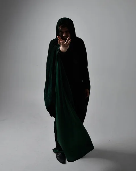 Portret Brunetka Czarnej Koszuli Kamizelce Zielonym Aksamitnym Płaszczu Stojąca Pozycja — Zdjęcie stockowe
