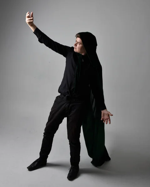 Portret Brunetka Czarnej Koszuli Kamizelce Zielonym Aksamitnym Płaszczu Stojąca Pozycja — Zdjęcie stockowe