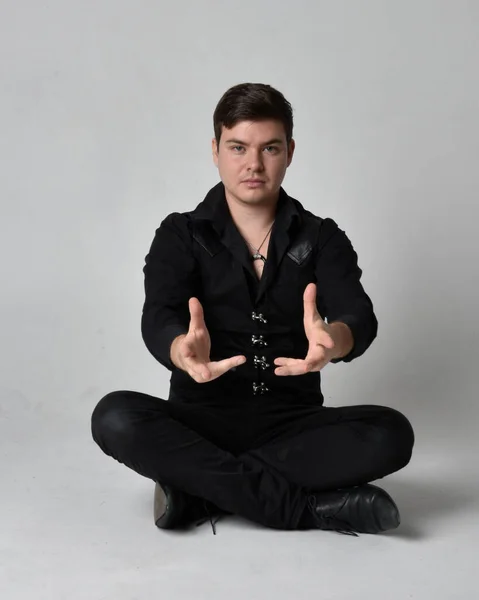 Retrato Cuerpo Entero Hombre Moreno Con Camisa Negra Chaleco Gótico —  Fotos de Stock