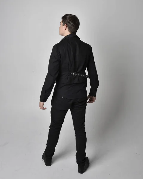 Retrato Cuerpo Entero Hombre Moreno Con Camisa Negra Chaleco Gótico —  Fotos de Stock