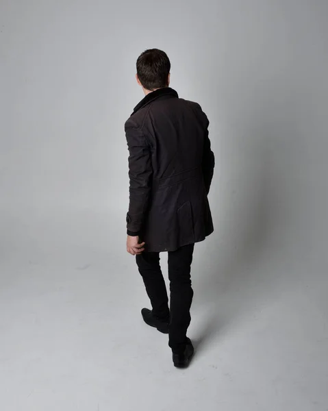 Ganzkörperporträt Eines Brünetten Mannes Schwarzem Ledermantel Stehende Pose Nach Hinten — Stockfoto