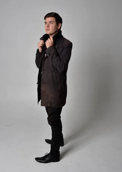 Портрет Брюнетки Черном Кожаном Пальто Стоячая Поза Изолирована Сером Фоне — стоковое фото