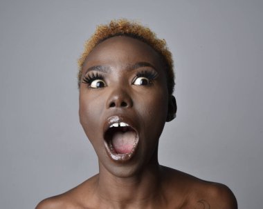 Saçları doğal olan güzel bir Afrikalı kadının kafa ve omuzlarını kapatın. çeşitli duygusal yüz ifadeleri. Açık gri stüdyo arka planında izole edilmiş..