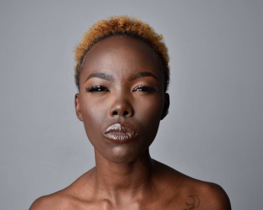 Saçları doğal olan güzel bir Afrikalı kadının kafa ve omuzlarını kapatın. çeşitli duygusal yüz ifadeleri. Açık gri stüdyo arka planında izole edilmiş..