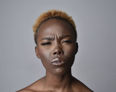 Saçları doğal olan güzel bir Afrikalı kadının kafa ve omuzlarını kapatın. çeşitli duygusal yüz ifadeleri. Açık gri stüdyo arka planında izole edilmiş..