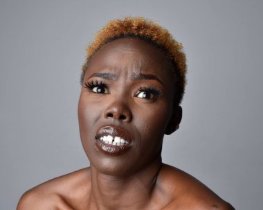 Saçları doğal olan güzel bir Afrikalı kadının kafa ve omuzlarını kapatın. çeşitli duygusal yüz ifadeleri. Açık gri stüdyo arka planında izole edilmiş..