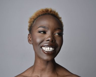 Saçları doğal olan güzel bir Afrikalı kadının kafa ve omuzlarını kapatın. çeşitli duygusal yüz ifadeleri. Açık gri stüdyo arka planında izole edilmiş..