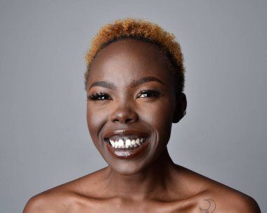 Saçları doğal olan güzel bir Afrikalı kadının kafa ve omuzlarını kapatın. çeşitli duygusal yüz ifadeleri. Açık gri stüdyo arka planında izole edilmiş..