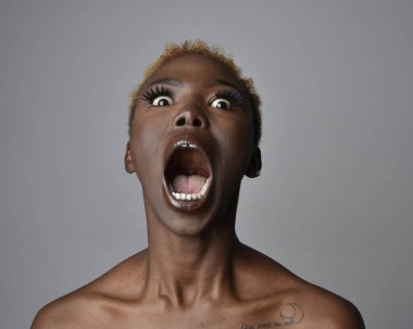 Saçları doğal olan güzel bir Afrikalı kadının kafa ve omuzlarını kapatın. çeşitli duygusal yüz ifadeleri. Açık gri stüdyo arka planında izole edilmiş..