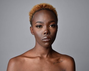 Saçları doğal olan güzel bir Afrikalı kadının kafa ve omuzlarını kapatın. çeşitli duygusal yüz ifadeleri. Açık gri stüdyo arka planında izole edilmiş..