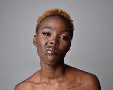 Saçları doğal olan güzel bir Afrikalı kadının kafa ve omuzlarını kapatın. çeşitli duygusal yüz ifadeleri. Açık gri stüdyo arka planında izole edilmiş..