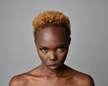 Saçları doğal olan güzel bir Afrikalı kadının kafa ve omuzlarını kapatın. çeşitli duygusal yüz ifadeleri. Açık gri stüdyo arka planında izole edilmiş..