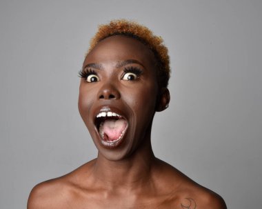 Saçları doğal olan güzel bir Afrikalı kadının kafa ve omuzlarını kapatın. çeşitli duygusal yüz ifadeleri. Açık gri stüdyo arka planında izole edilmiş..