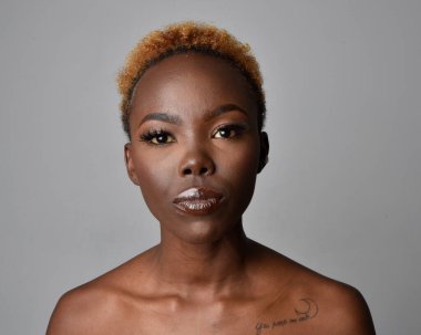 Saçları doğal olan güzel bir Afrikalı kadının kafa ve omuzlarını kapatın. çeşitli duygusal yüz ifadeleri. Açık gri stüdyo arka planında izole edilmiş..