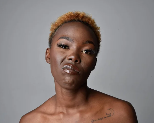 Närbild Huvud Och Axlar Porträtt Söt Ung Afrikansk Kvinna Med — Stockfoto