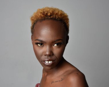 Saçları doğal olan güzel bir Afrikalı kadının kafa ve omuzlarını kapatın. çeşitli duygusal yüz ifadeleri. Açık gri stüdyo arka planında izole edilmiş..