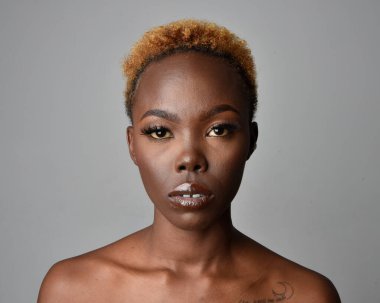 Saçları doğal olan güzel bir Afrikalı kadının kafa ve omuzlarını kapatın. çeşitli duygusal yüz ifadeleri. Açık gri stüdyo arka planında izole edilmiş..